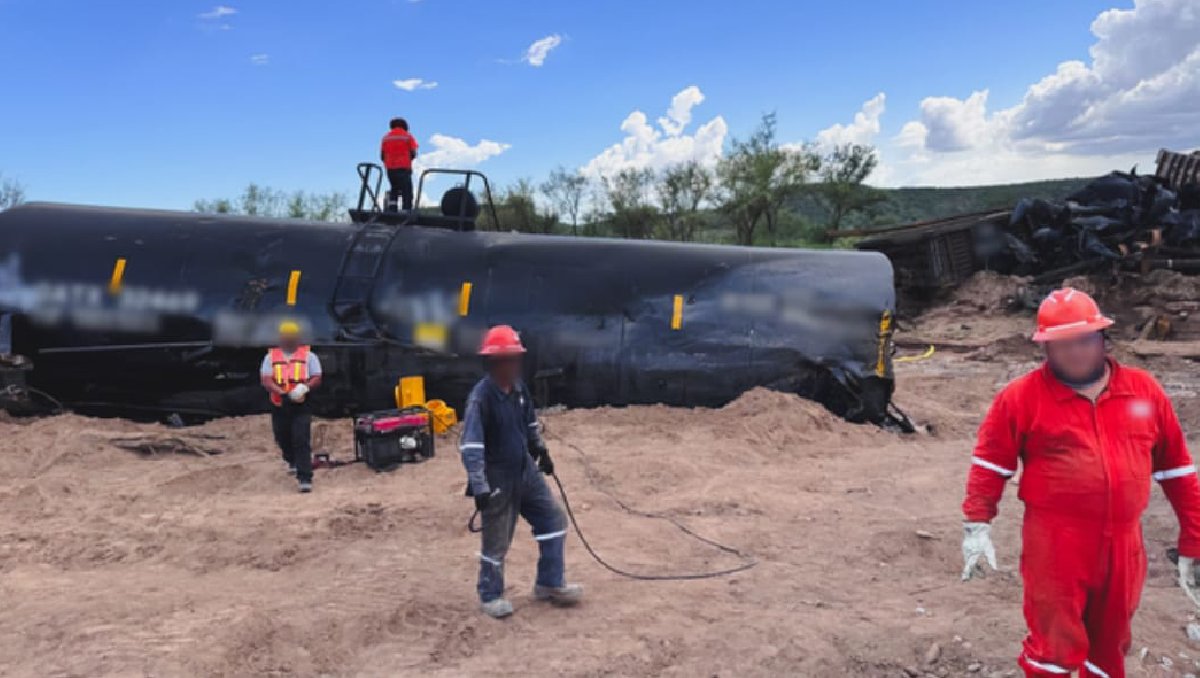 Personal de la Profepa realiza labores de inspección y limpieza tras el derrame en la zona ferroviaria. | Especial