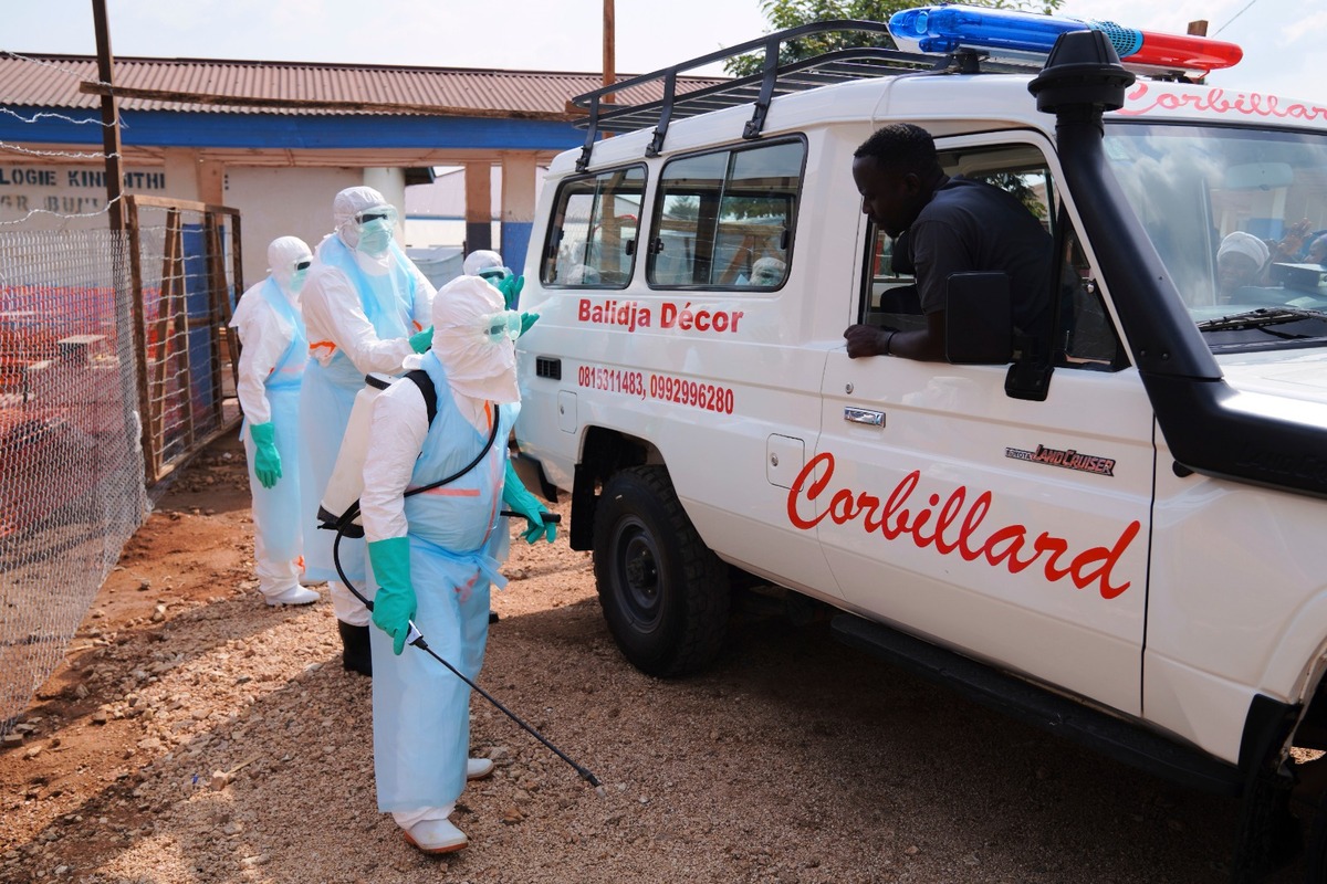 Personal sanitario desinfecta una ambulancia en el Centro de Tratamiento del Ébola del Hospital General de Bunia, en Ituri, Congo. | AP