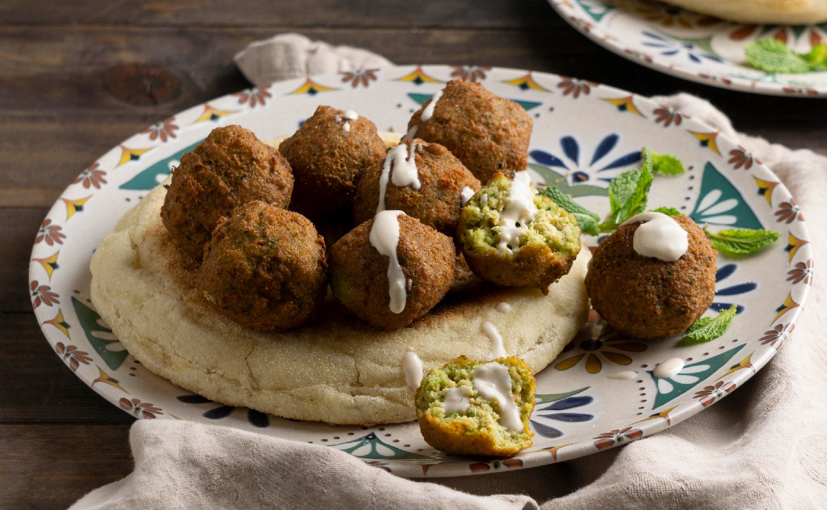 “Pide un plato vegetariano dedicado a una celebridad —el Falafel pita John Lennon— e imagina que no hay cielo…” (Freepik)
