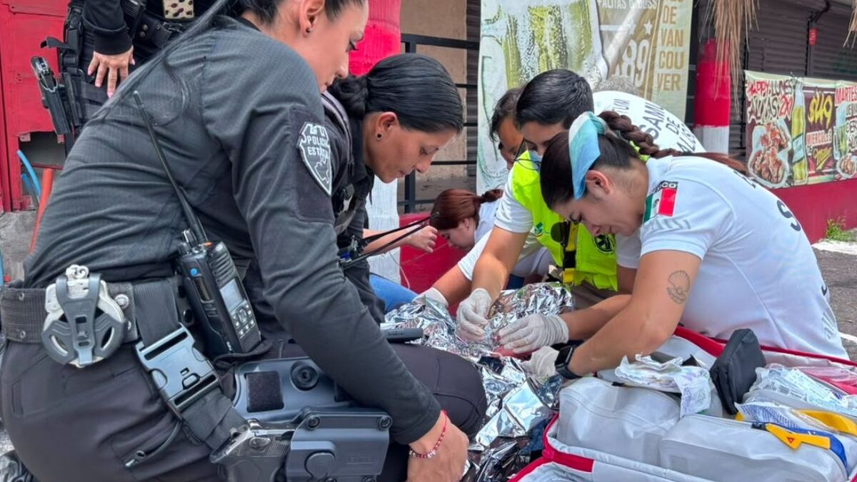 Policías de Guadalajara auxilian parto en vía pública en la colonia La Loma (Cortesía Policía de Guadalajara)
