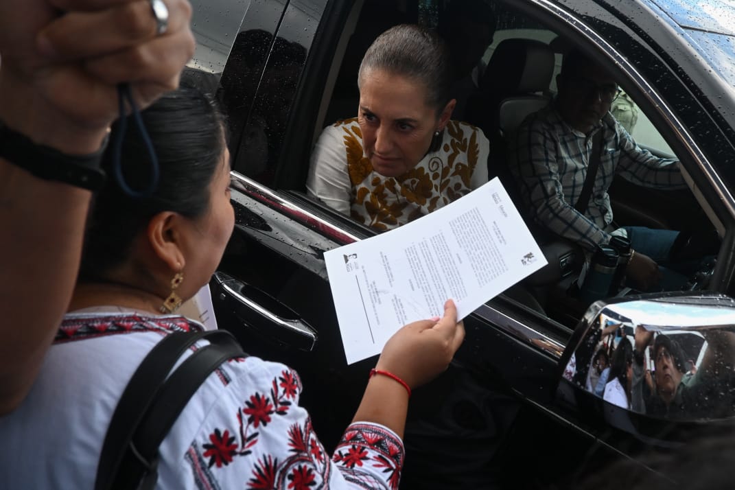 La Presidenta atendió a integrantes de la sección 22 de la CNTE, quienes le entregaron un oficio. | Foto: Daniel Augusto