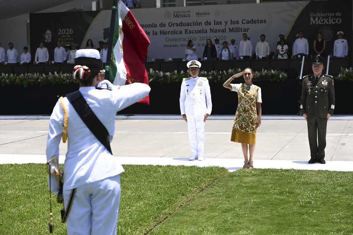 La Presidenta encabezó el evento de graduación de la Heroica Escuela Naval Militar. | Foto: Presidencia