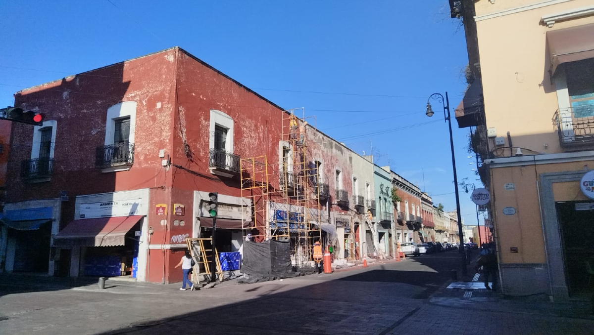Rehabilitan fachadas de casas y comercios en Centro Histórico, Puebla | Angélica Tenahua