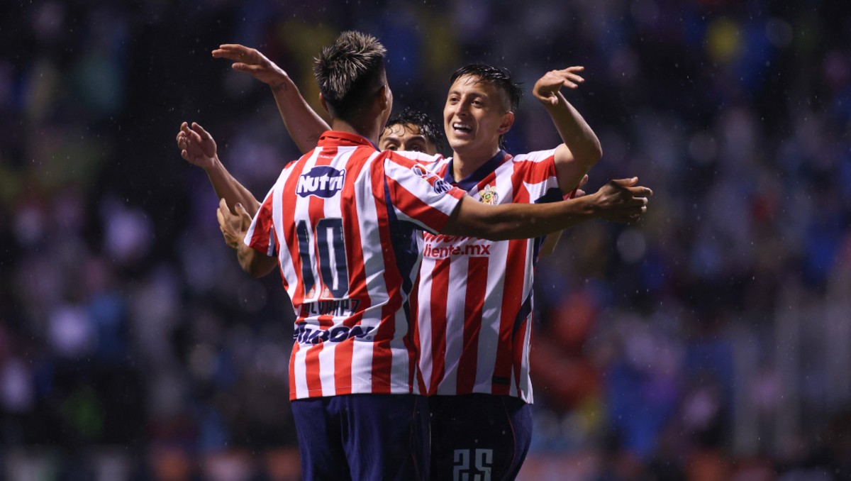 Roberto Alvarado rescata el empate para Chivas ante Puebla en la Liga MX (Imago7)