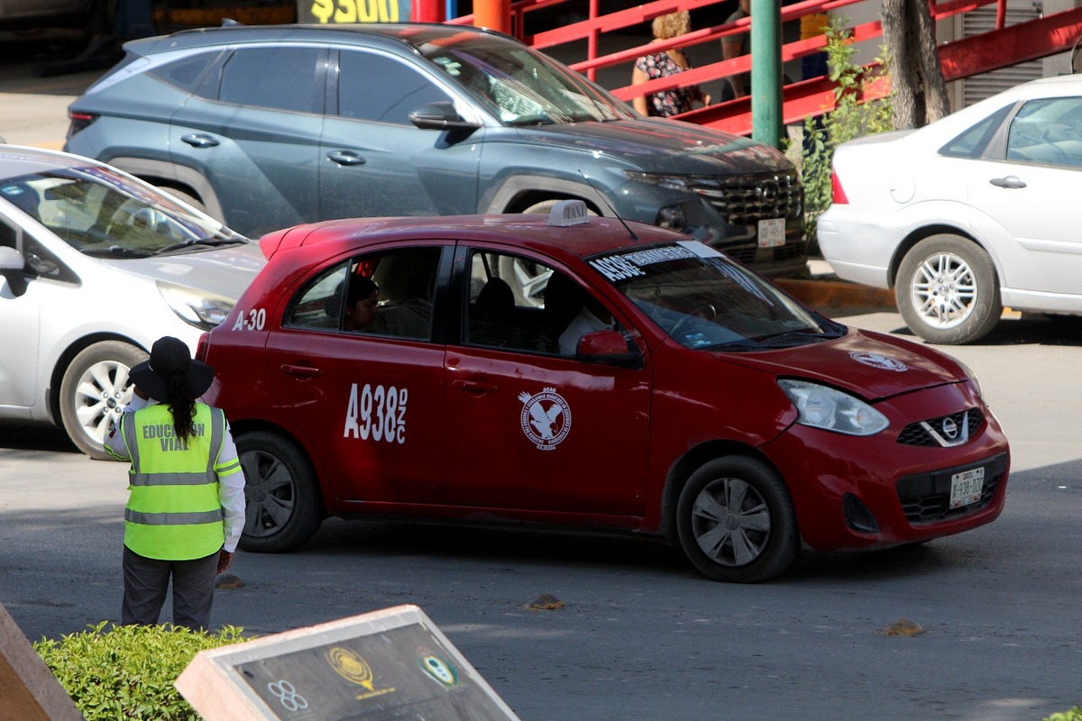 En 'stand by' acuerdos para libre tránsito de taxistas en municipios de la zona metropolitana de La Laguna. (Rolando Riestra)