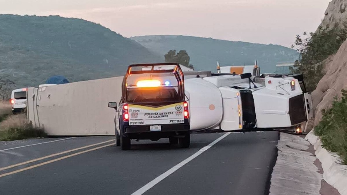 Tráiler vuelca en la carretera Silao-San Felipe. | Redes sociales.