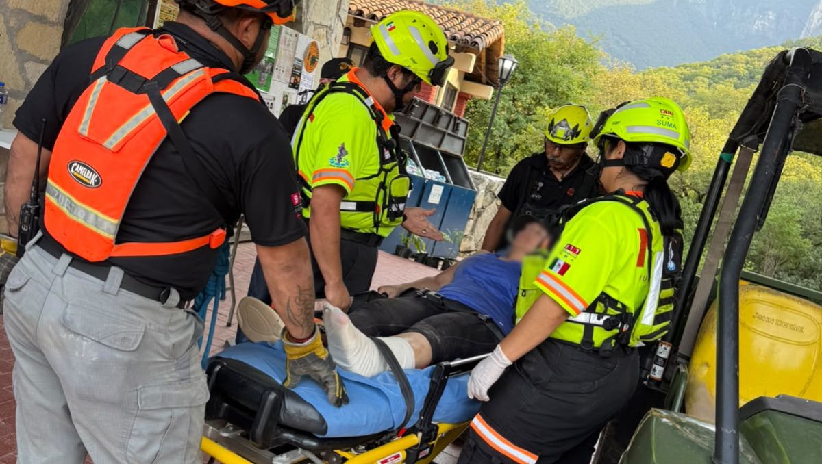 Elementos de rescate auxiliaron a la mujer lesionada. | Especial