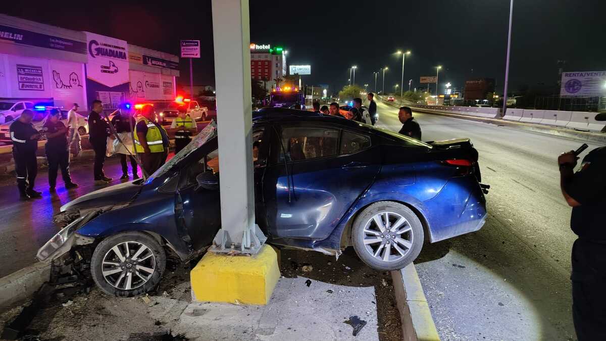 En Torreón, mueren dos hombres tras chocar contra un poste. | Foto: Protección Civil y Bomberos de Torreón.