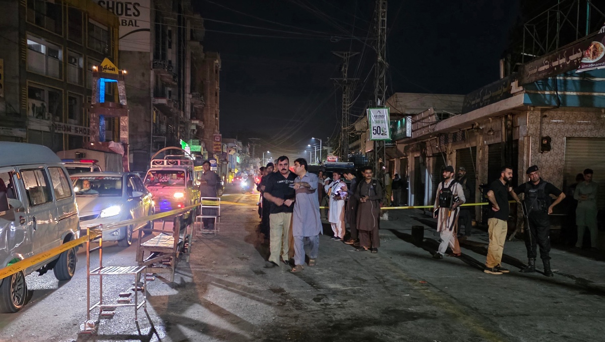 Agentes de policía acordonan una calle tras un atentado suicida durante una protesta en el distrito de Swat, Pakistán. | AFP