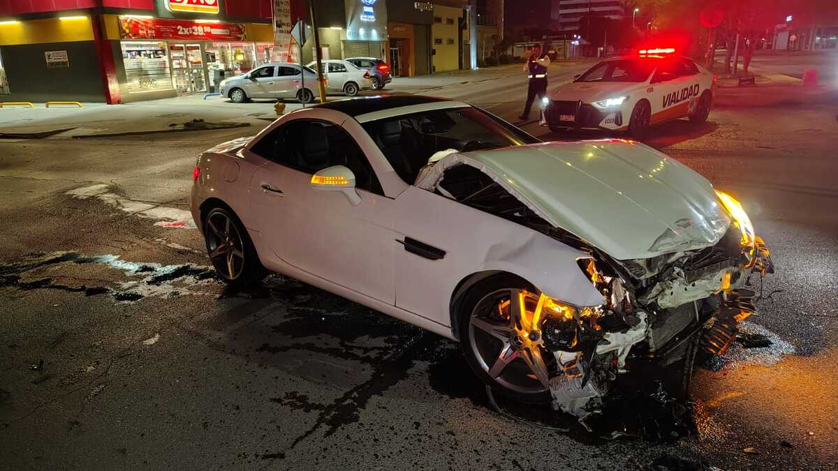 El auto deportivo marca Mercedes Benz resultó en pérdida total. | Fotos: Alejandro Escobedo