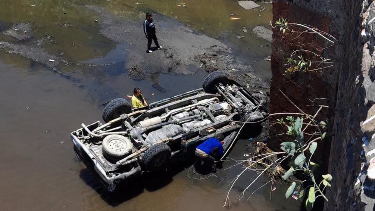 El auto terminó volcado con las llantas hacia arriba dentro del cauce. | Redes Sociales
