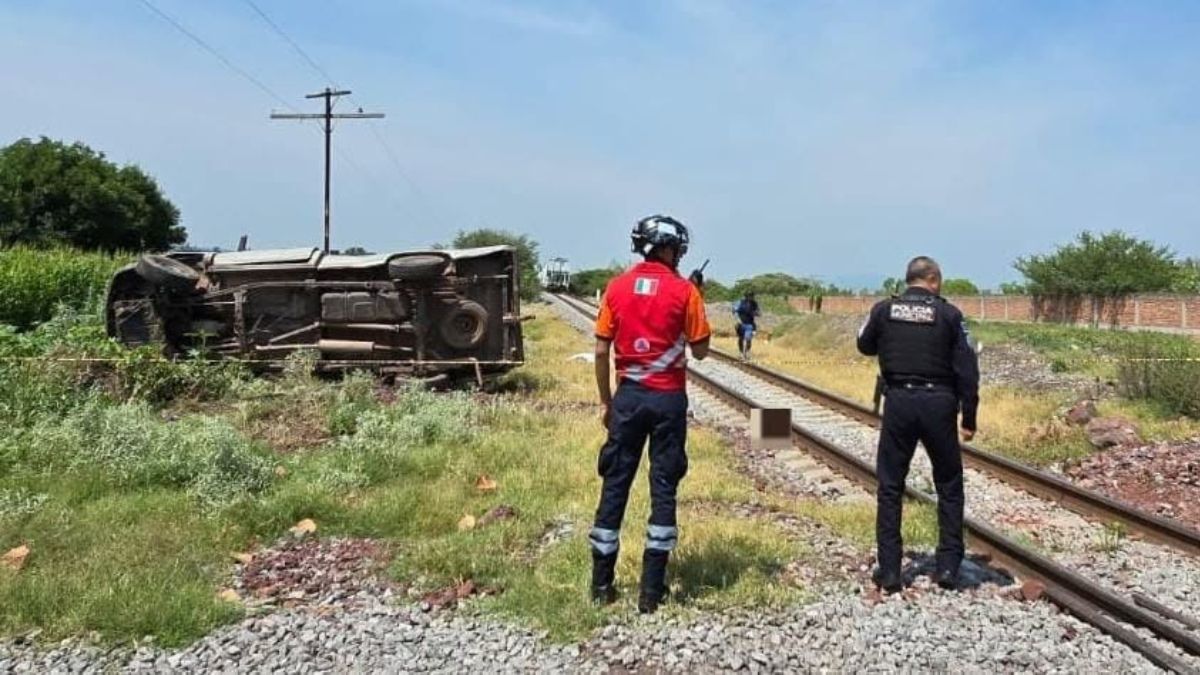 La camioneta terminó volcada a un costado de las vías.  | Redes Sociales