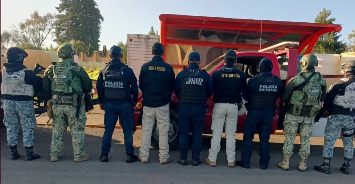 Durante los cateos en Singuilucan fueron asegurados mil 467 litros de hidrocarburo. (Cortesía: SSPH)