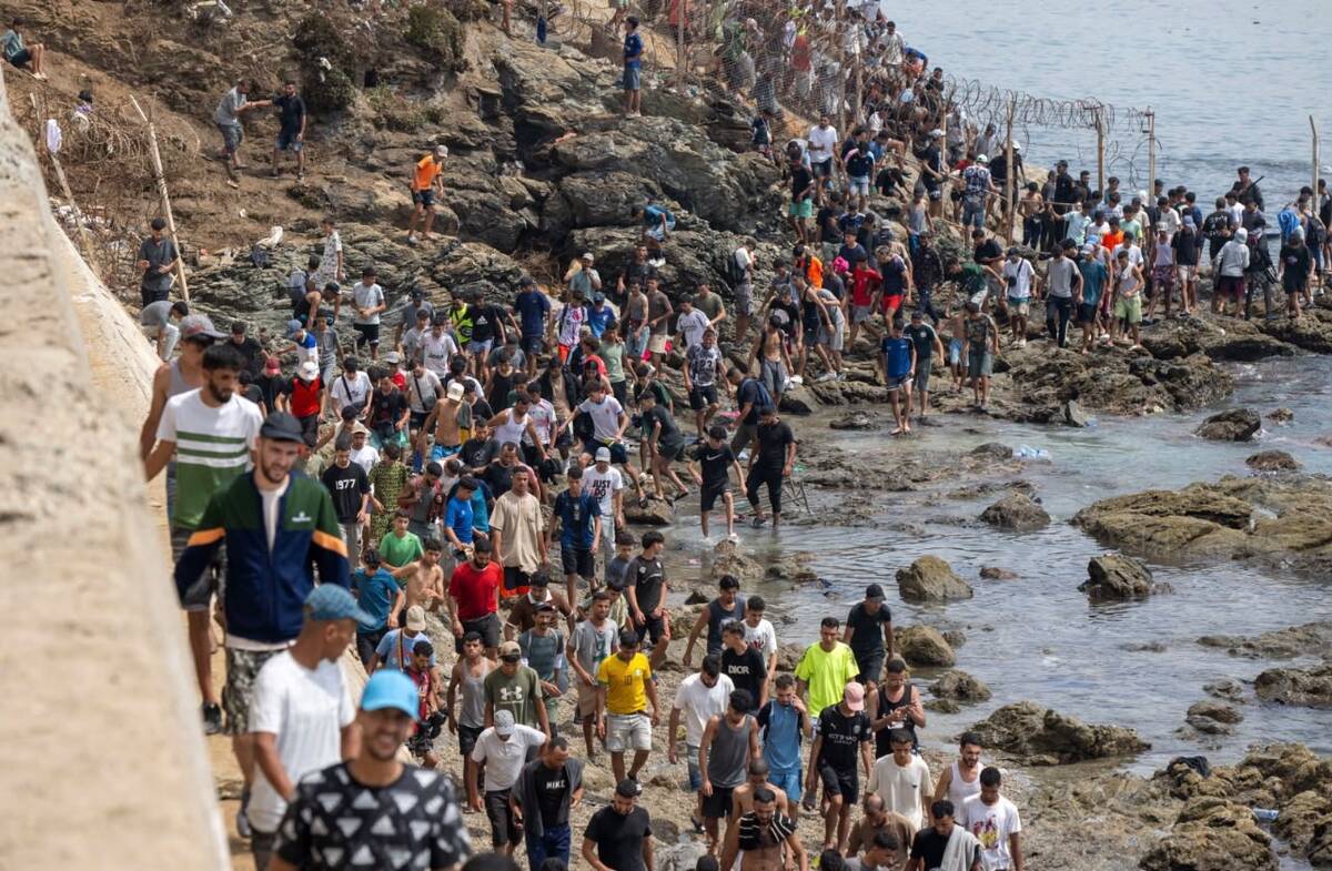 Elementos de seguridad vigilan la frontera de Ceuta tras el ingreso de miles de migrantes procedentes de Marruecos | EFE