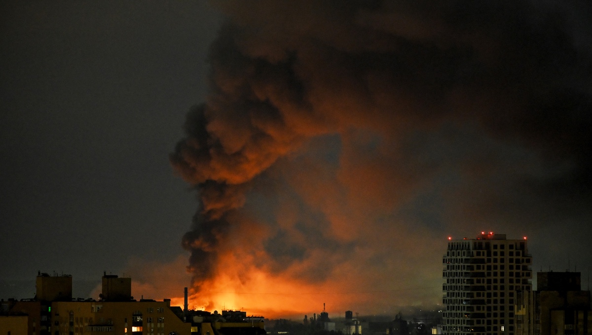 Se eleva humo sobre edificios residenciales tras un ataque aéreo en Kiev el 1 de agosto de 2026, en medio de la invasión rusa de Ucrania. | AFP