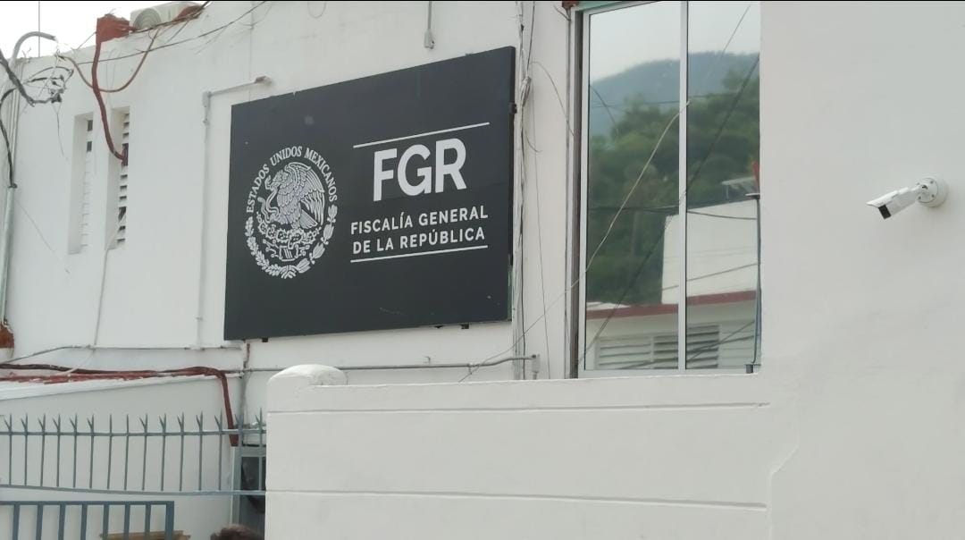 FGR traslada a mandos de la Policía de Coyuca de Benítez tras revisión con armas. | Foto: Javier Trujillo