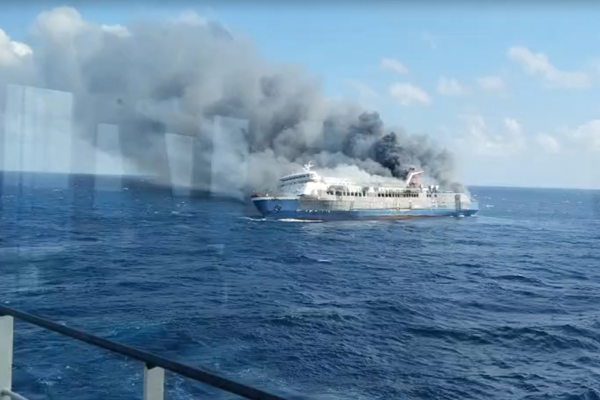 Humo sale del barco de pasajeros Mutiara Santosa 2, incendiado en aguas cerca de la isla de Madura, Indonesia. | AP