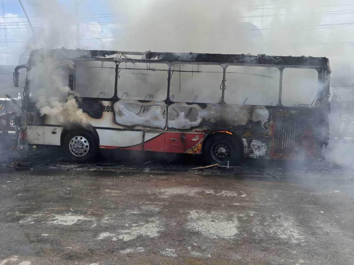 Se incendia camión de la ruta Torreón-Matamoros. | Fotos cortesía de Protección Civil.