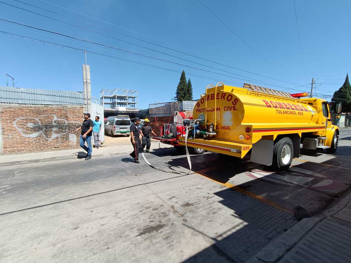 Incendio daña tres vehículos en taller de Tulancingo. (Cortesía)