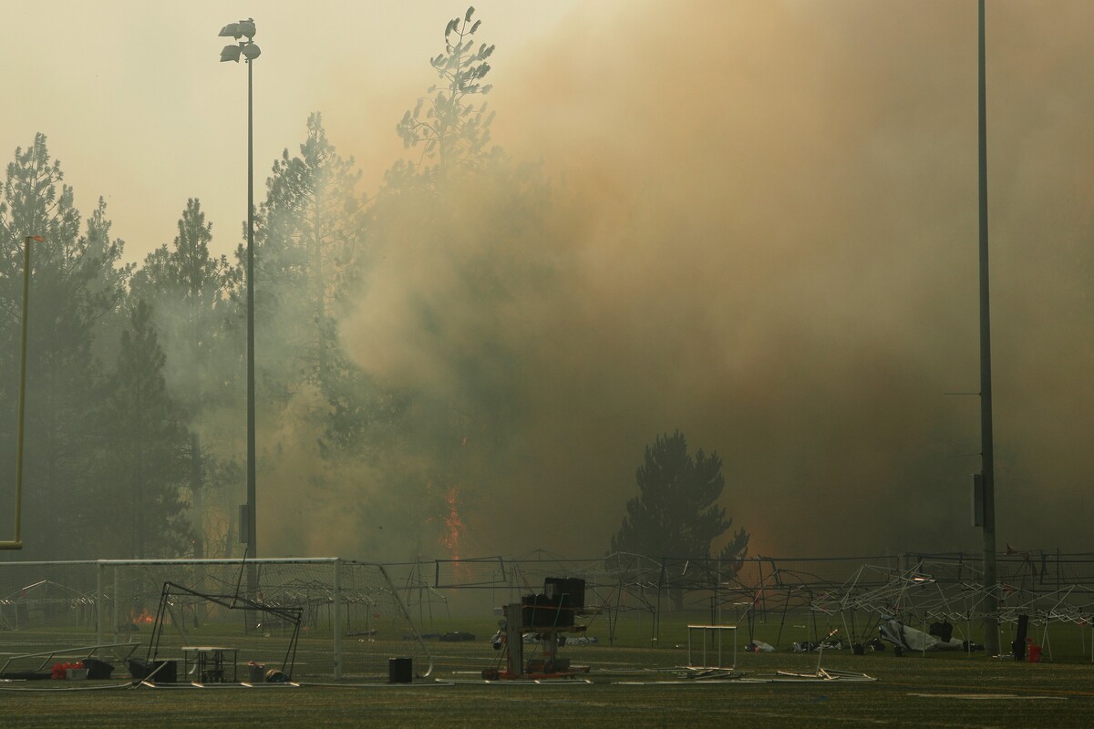 El incendio Old Trails arde cerca del complejo deportivo Dwight Merkel, el sábado 1 de agosto de 2026, en Spokane, Washington. | AP