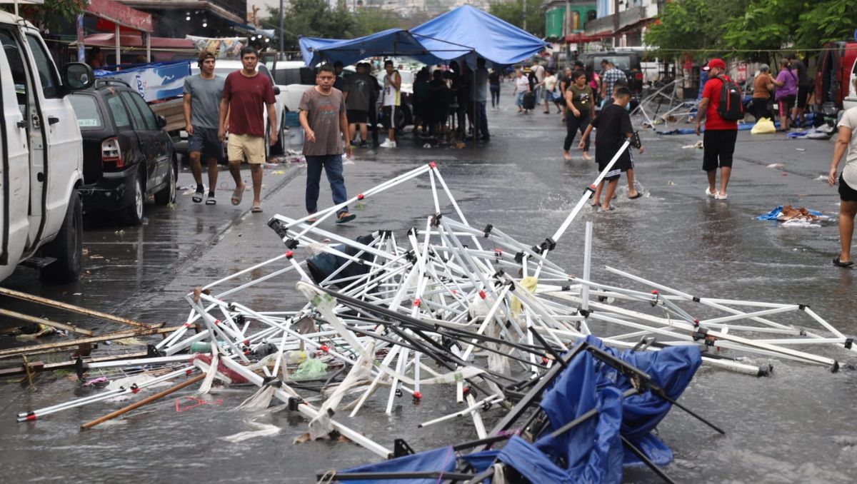 Las lluvias de este domingo provocaron afectaciones en el mercado rodante | Luis Guerra