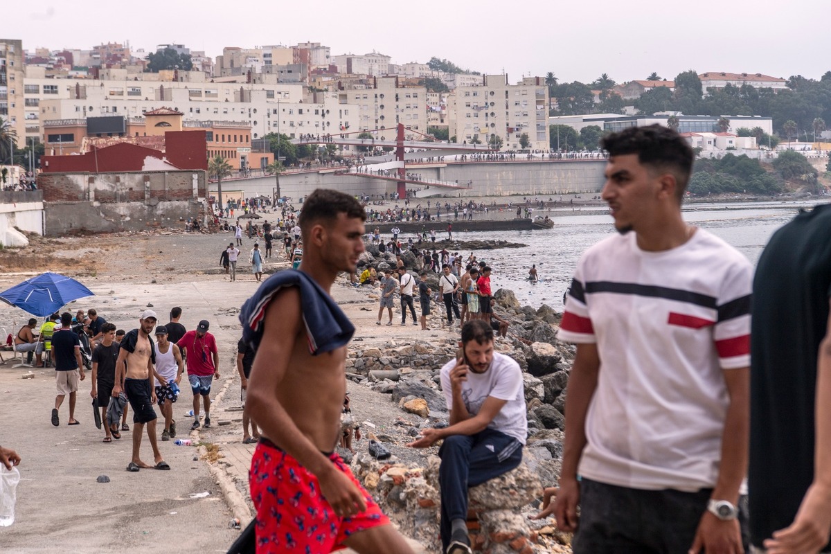 Migrantes que cruzaron a España de regreso a Marruecos desde el enclave español de Ceuta. | AP