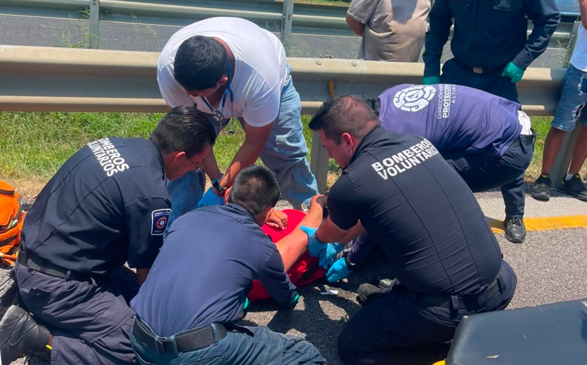 Motociclista entre la vida y la muerte por derrapar | Pablo Reyes