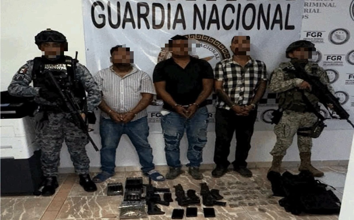 Tres personas quedaron a disposición de la FGR luego de ser sorprendidas con armas de fuego y más de 400 cartuchos. | Foto: Vocería Tamaulipas