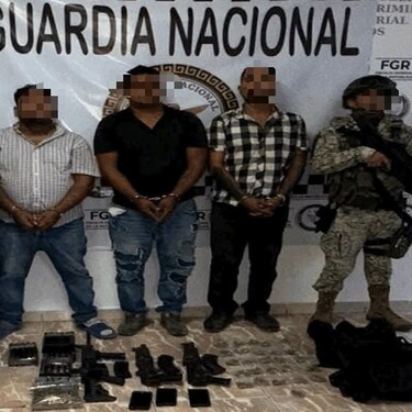 Tres personas quedaron a disposición de la FGR luego de ser sorprendidas con armas de fuego y más de 400 cartuchos. | Foto: Vocería Tamaulipas
