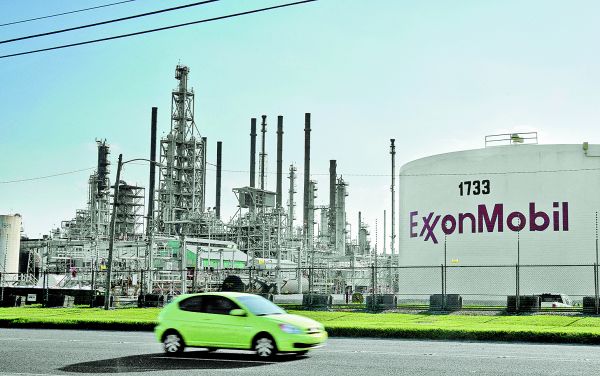 Las petroleras ExxonMobil y Chevron reportaron utilidades combinadas por 26 mil 500 mdd. REUTERS