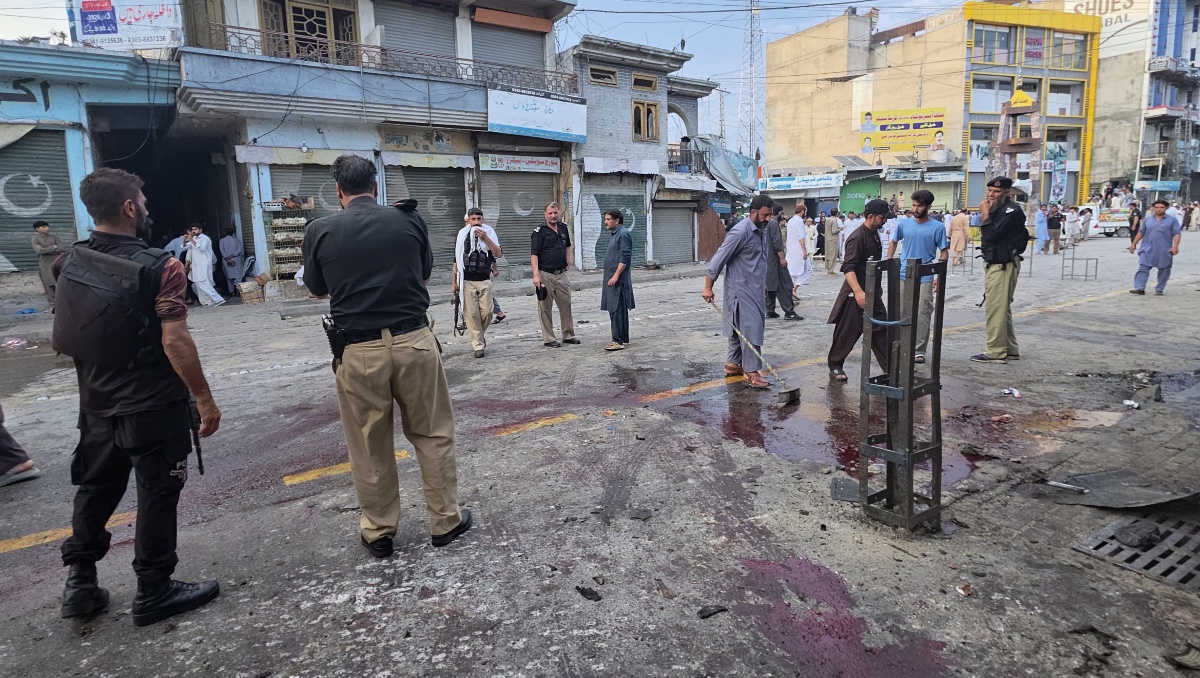 Policías examinan el lugar tras un atentado suicida en Kabal, Pakistán, el 2 de agosto de 2026. | AP