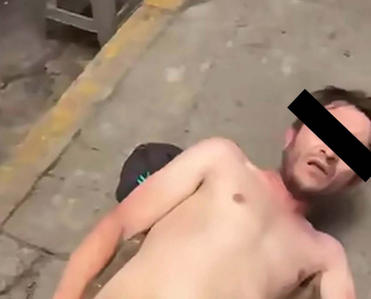 La situación se salió de control cuando algunos de los presentes comenzaron a agredir físicamente al hombre. (Redes Sociales)