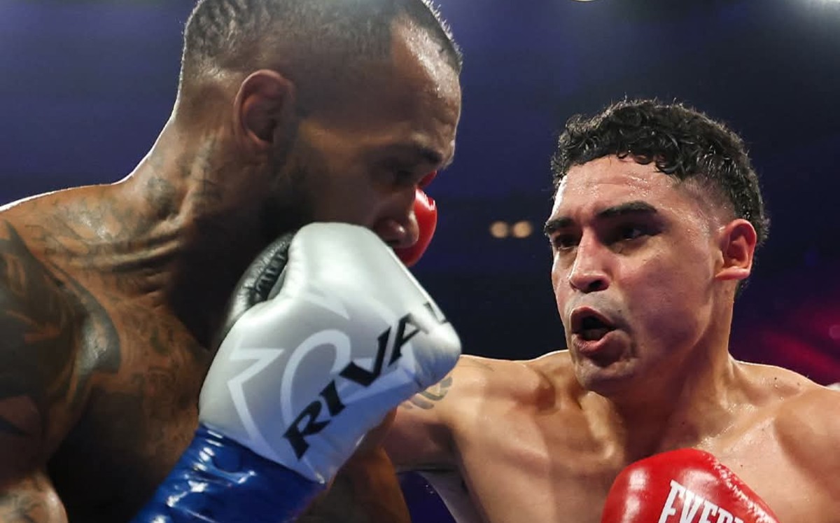 Con sombrero de mariachi y la bandera de México, así festejó Raúl "Cugar" Curiel su icónico triunfo en Las Vegas. | Foto: Golden Boy Boxing