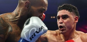 Con sombrero de mariachi y la bandera de México, así festejó Raúl "Cugar" Curiel su icónico triunfo en Las Vegas. | Foto: Golden Boy Boxing
