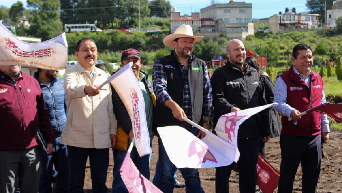 Adolfo Solís y Miguel Ángel Hernández atienden un demanda histórica de la comunidad de Yebuciví. | Foto: Especial