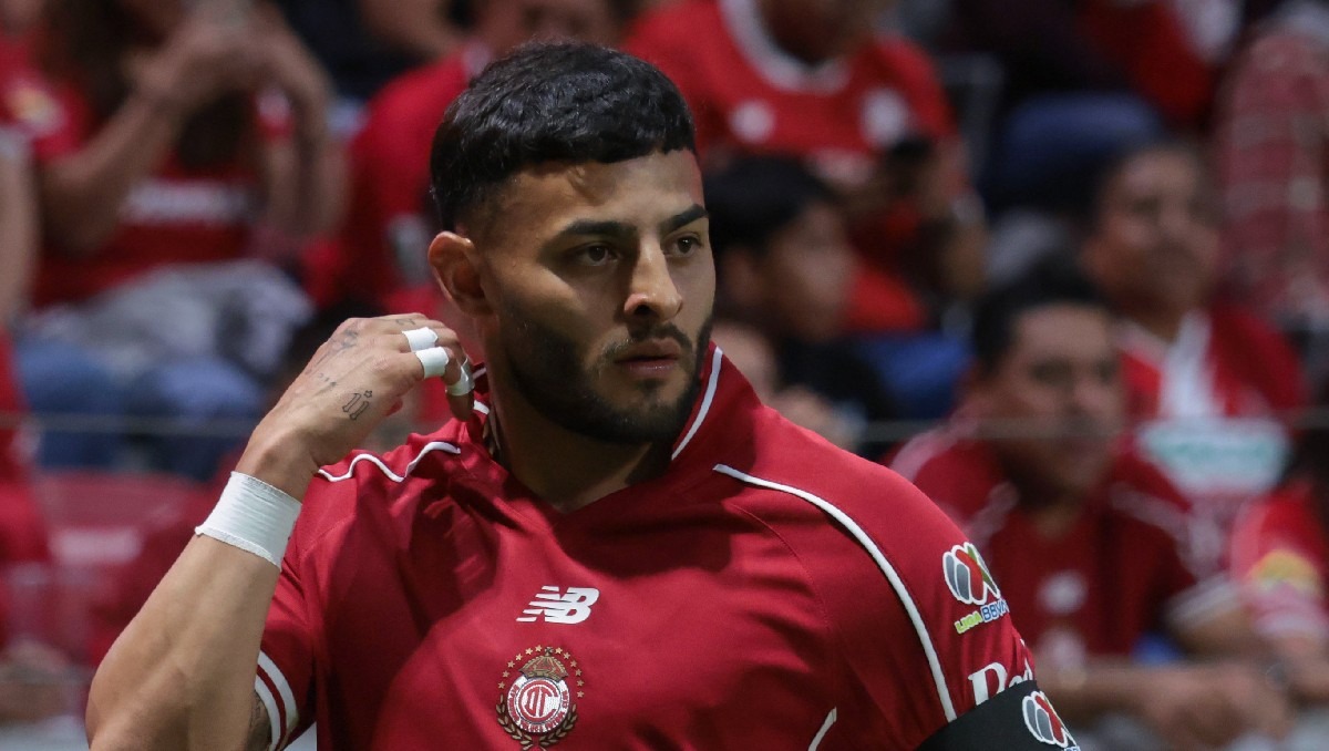 Alexis Vega cumple promesa mundialista y firma mural en su honor. (Imago7)