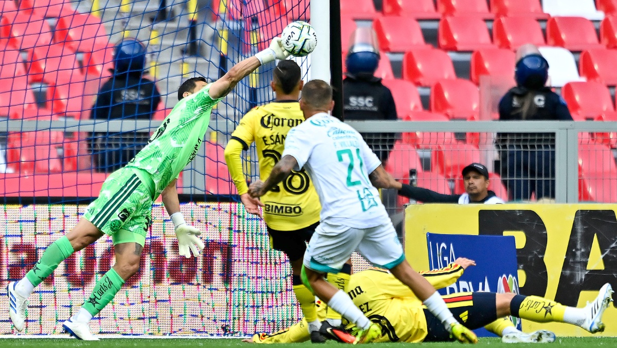 Auxiliar de Santos destaca la gran actuación de Rodolfo Cota en la derrota ante América (Imago7)