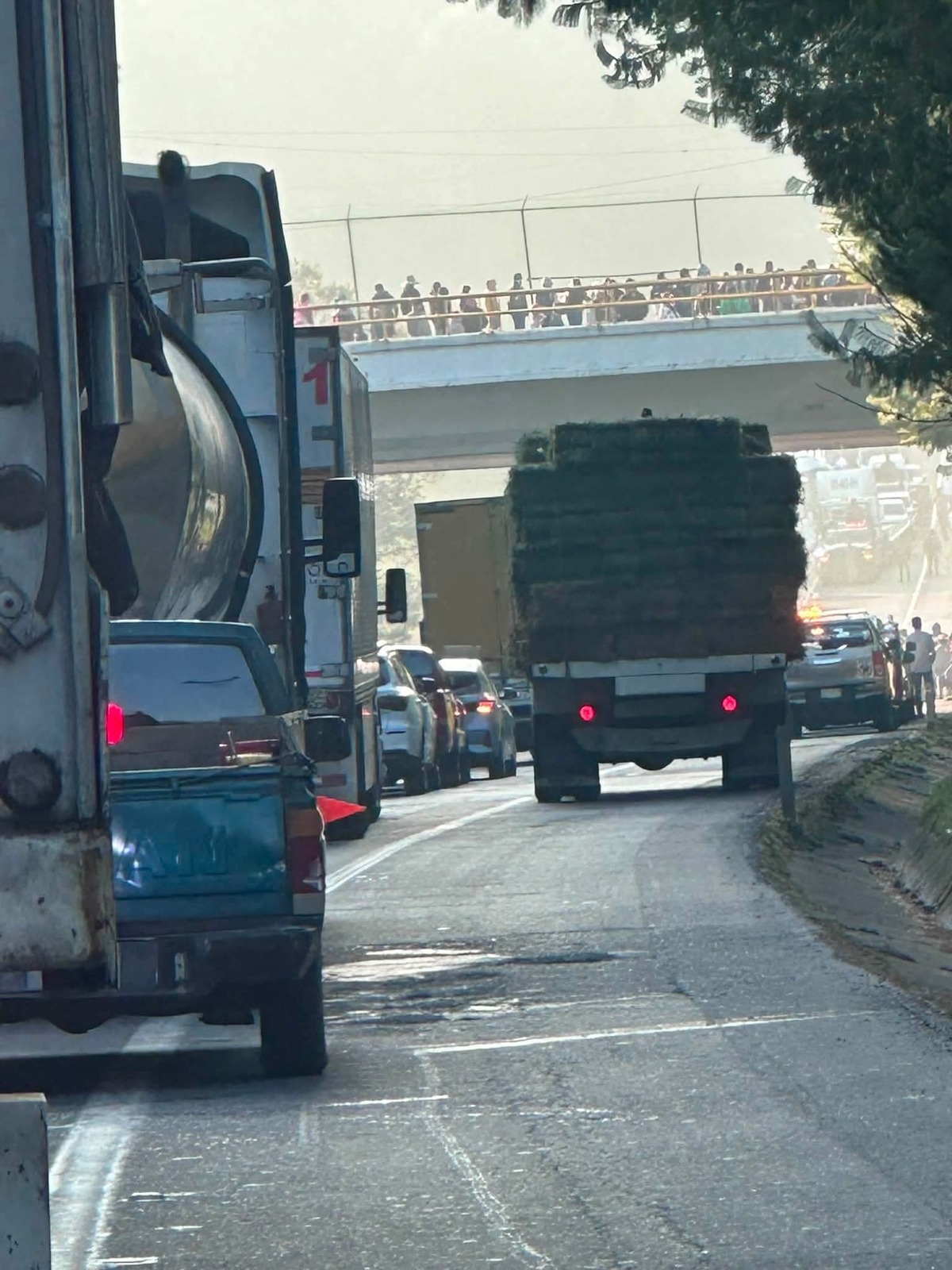 Demandan mayor seguridad en la zona durante bloqueo en la carretera México-Tuxpan. (Cortesía)