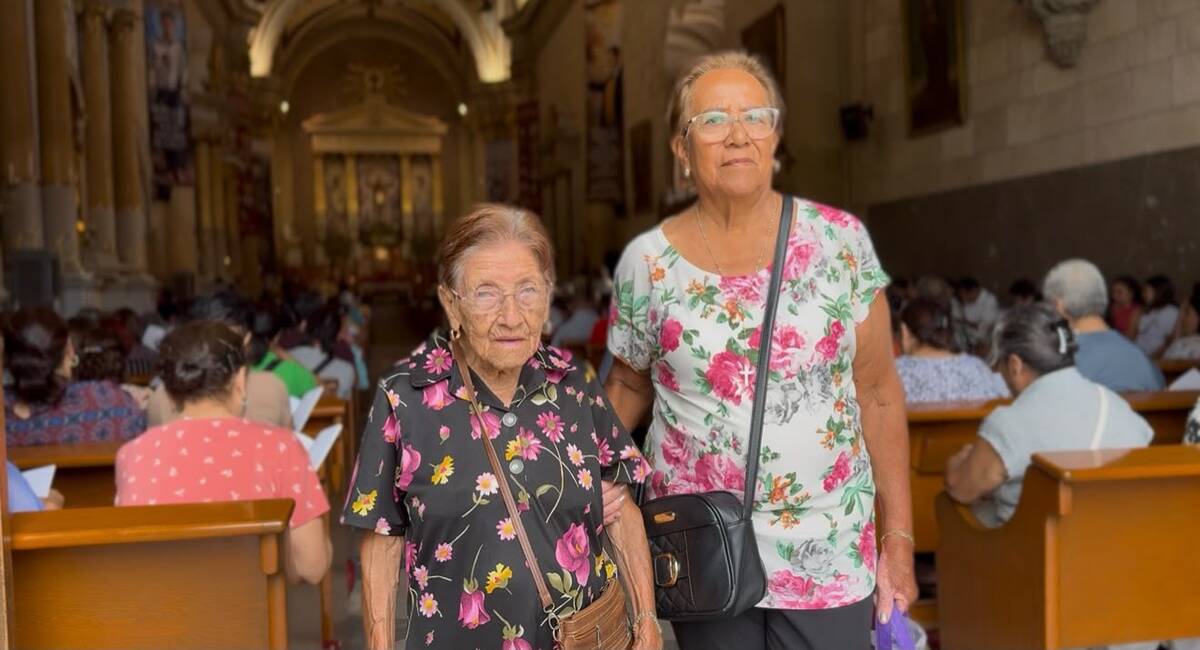 Doña Sofia rinde homenaje a la imagen que considera el pilar de su vida. | Foto: Kevin Carranza