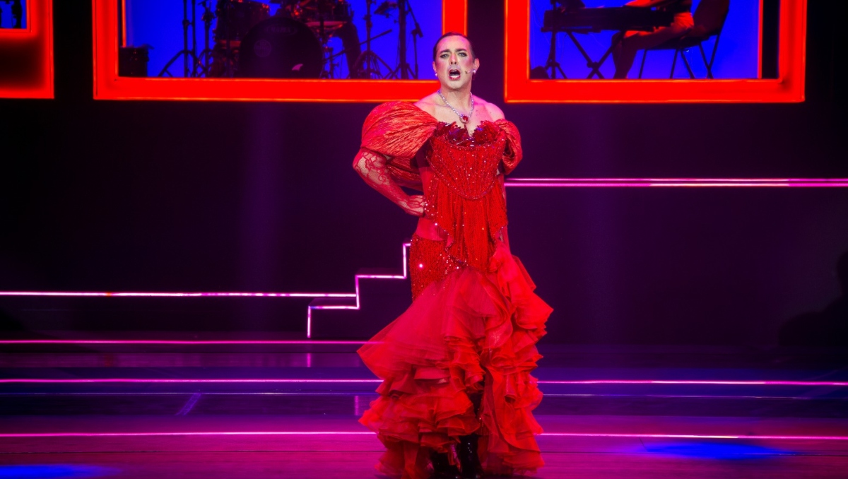 Ernesto D'alessio homenajea a Lupita D'alessio en 'Mentidrags'
