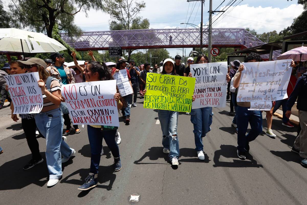 Un grupo de aspirantes junto a padres de familia protestan en avenida Insurgentes. | Especial