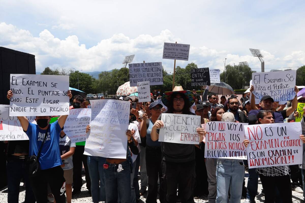 Un grupo de aspirantes a la UNAM junto a padres de familia protestan en l explanada de Rectoría. | Ariana Pérez