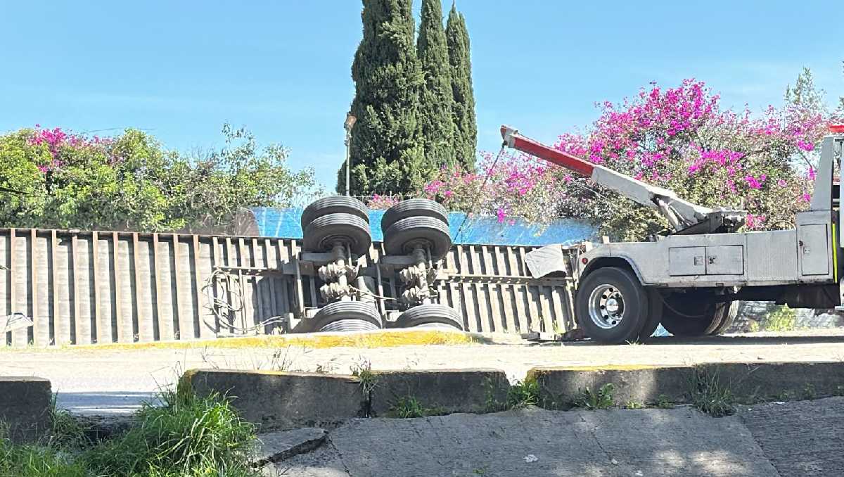 PC y Bomberos realizan maniobras para sacar el tráiler de la cuneta. | Foto: Zuleyma García
