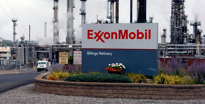 Las petroleras ExxonMobil y Chevron reportaron utilidades combinadas por 26 mil 500 mdd. REUTERS