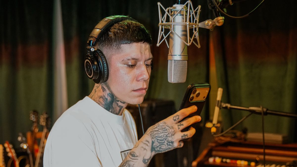 Santa Fe Klan tomó su nombre artístico de la colonia Santa Fe, donde nació y comenzó su carrera musical. | Redes Sociales