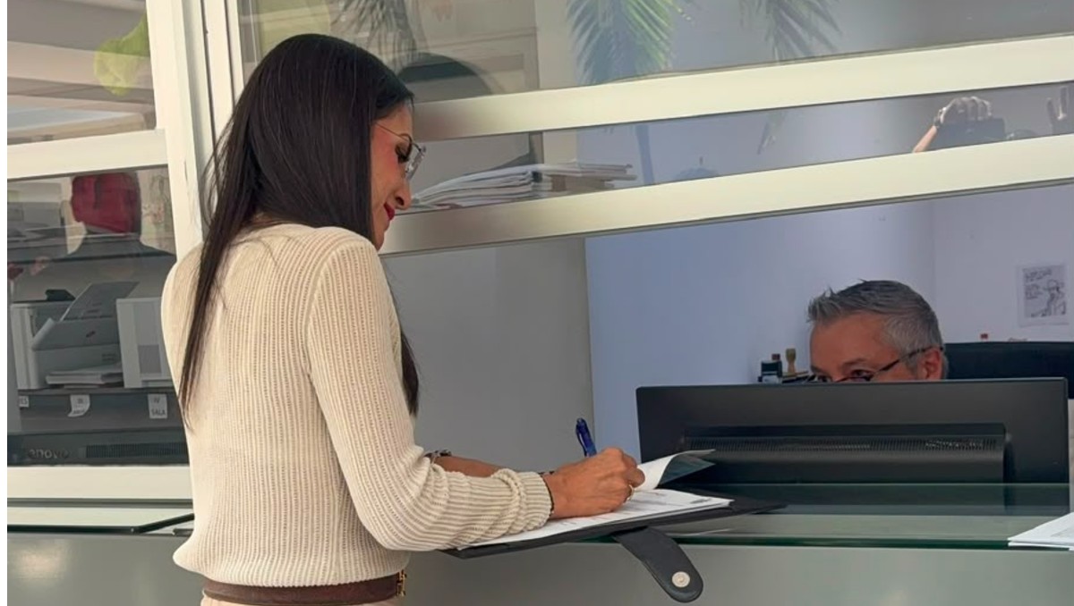 La alcaldesa acudió al Tribunal de Justicia Administrativa a realizar el pago. (Fátima Briceño)