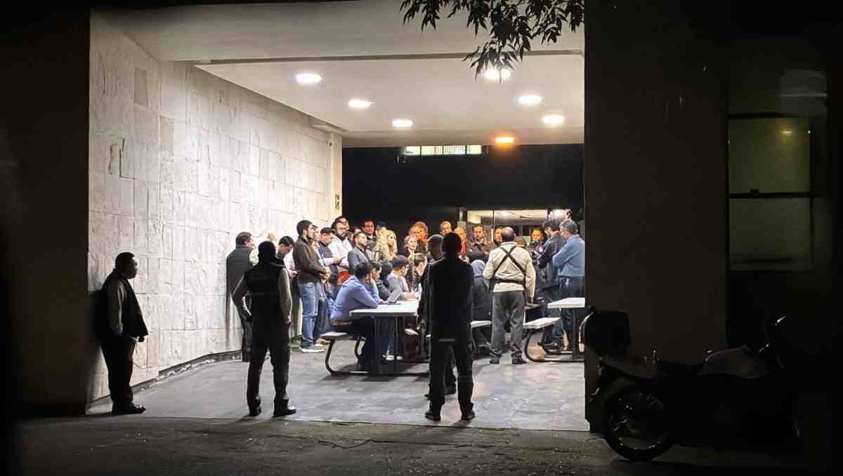 Alumnos de Economía de la UAEMéx iniciaron un paro y tomaron las instalaciones tras desalojar el plantel. | foto: Bernardo Jasso