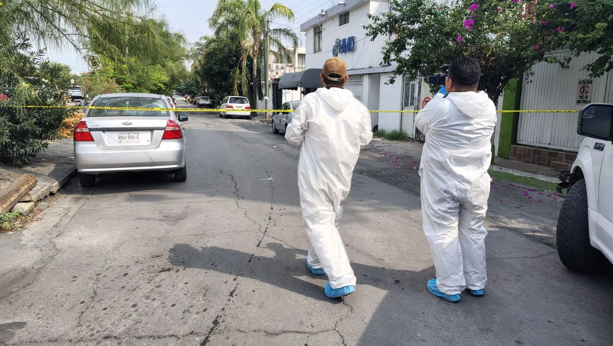 El ataque ocurrió sobre la banqueta de la calle Libertad de Expresión, ubicada en el carril lateral del boulevard Juan Pablo II. Agustín Martínez