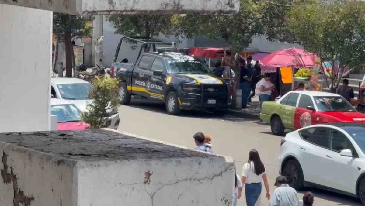 Autoridades retiraron siete falsos taxis de plataforma en la Terminal de Toluca, ligados a presuntos asaltos. | Foto: Especial