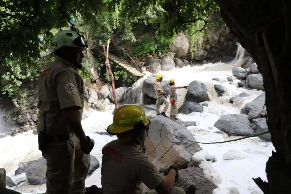 Bomberos de Guadalajara y Tonalá mantienen un operativo de búsqueda. (Cortesía PC Guadalajara)